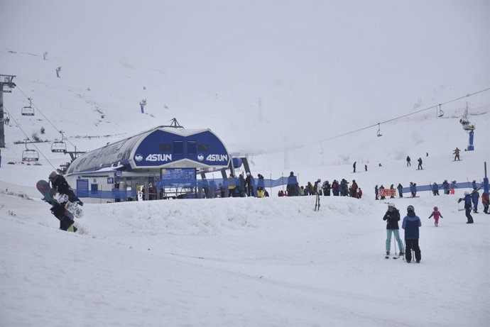 Archivo - Varias personas en las inmediaciones del remonte, en el día que comienza la temporada de esquí, en la estación de Astún, a 3 de diciembre de 2022, en xx, Huesca, Aragón (España). 