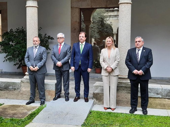 Autoridades (entre ellas el presidente de la Junta, Guillermo Fernández Vara, y la presidenta de la Asamblea, Blanca Martín) en la toma de posesión de Pedro Fernández Salguero como nuevo rector de la UEx