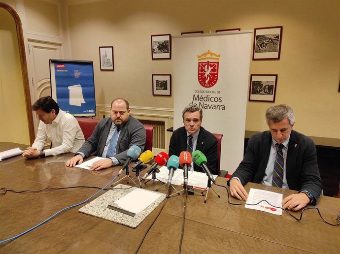 Rafael Teijeira, presidente del Colegio de Médicos de Navarra; Tomás Rubio, vicepresidente; Julio Duart, secretario, y Carlos Beaumont, vicesecretario, en una rueda de prensa para presentar un estudio sobre la sanidad navarra.