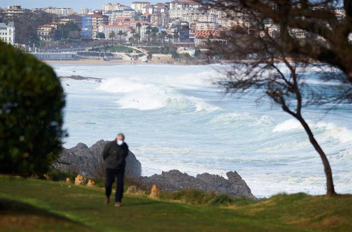 Archivo - Oleaje y viento en Santander