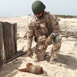 Operativo de la Unidad de Buceo de Cádiz de la Armada española junto a uno de los proyectiles desactivados en la provincia