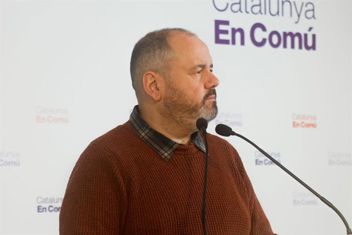 El portavoz de los comuns y diputado en el Congreso, Joan Mena, en rueda de prensa