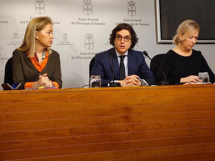 La concejala de Vox en el Ayuntamiento de Oviedo, Cristina Coto; el diputado de Vox en el Congreso por Asturias, José María Figaredo; y la portavoz de Vox en la Junta General, Sara Álvarez Rouco