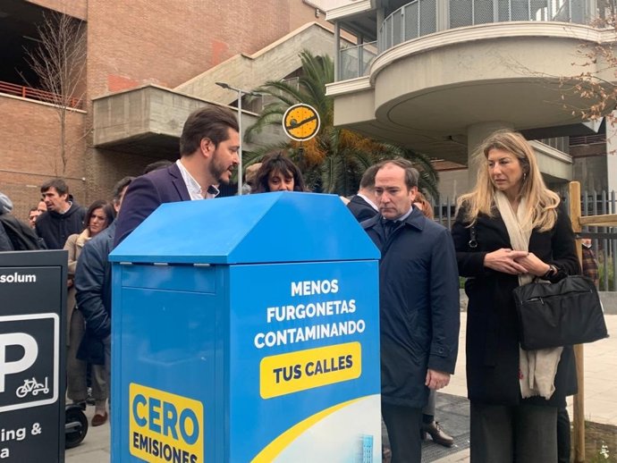 El delegado de Medio Ambiente y Movilidad, Borja Carabante, visitando un punto de recarga de bicicletas y patinetes eléctricos