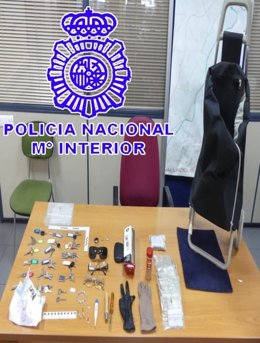 Objetos ocupados al presunto autor de los robos.