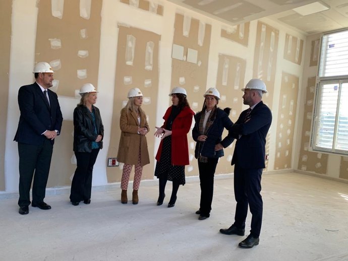 La consejera de Desarrollo Educativo visita las obras del conservatorio 'Kina Jiménez'.
