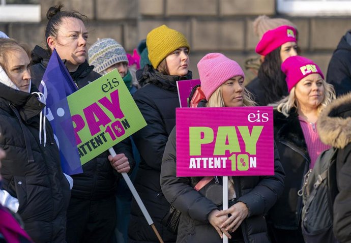Imagen de archivo de profesores escoses protestando para exigir un aumento salarial.