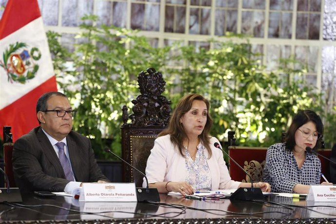La presidenta de Perú, Dina Boluarte, flanqueada por el primer ministro, Alberto Otarola, y la titular de Exteriores, Ana Cecilia Gervasi.