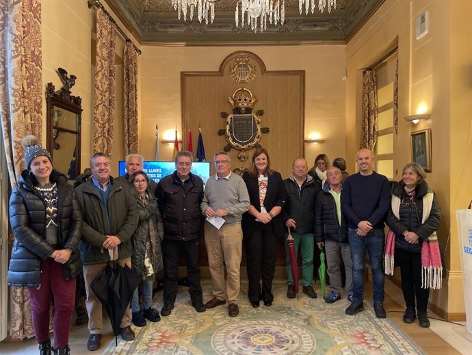 La alcaldesa con algunos de los adjudicatarios de los huertos municipales.