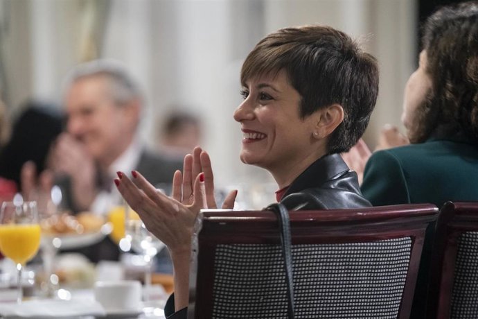 La ministra Portavoz, Isabel Rodríguez, aplaude durante un desayuno informativo de Europa Press, en el Hotel Rosewood Villa Magna, a 12 de enero de 2023, en Madrid (España).