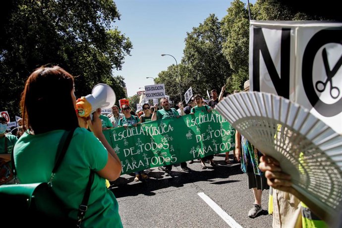 Archivo - Una mujer utiliza un megáfono durante una manifestación por los derechos de la educación pública en la Comunidad de Madrid