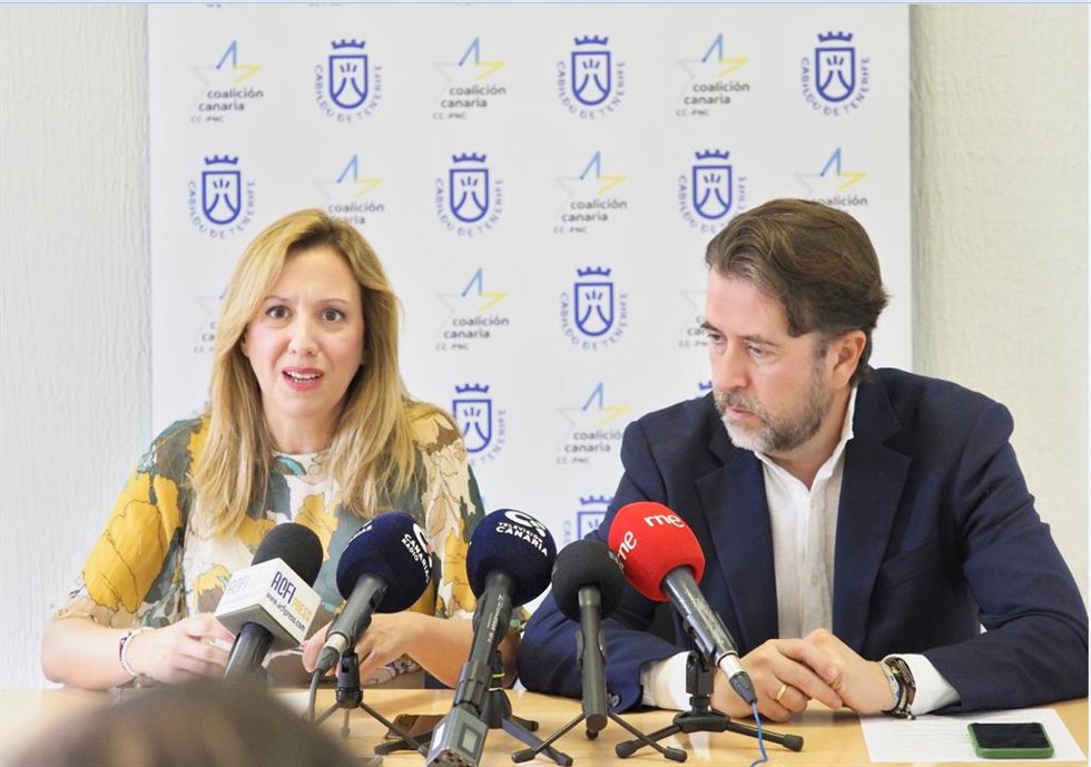Archivo - La candidata de CC a la Presidencia del Cabildo de Tenerife, Rosa Dávila, y el portavoz insular, Carlos Alonso, en rueda de prensa