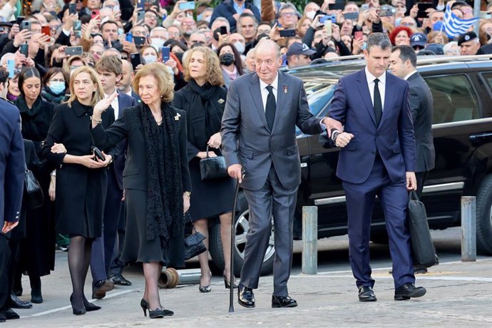 La reina Sofía y el rey Juan Carlos I, acompañados de sus hijas las Infantas Cristina y Elena y sus nietos, llegan al funeral por el rey Constantino de Grecia en la Catedral Metropolitana de Atenas, a 16 de enero de 2023, en Atenas (Grecia).