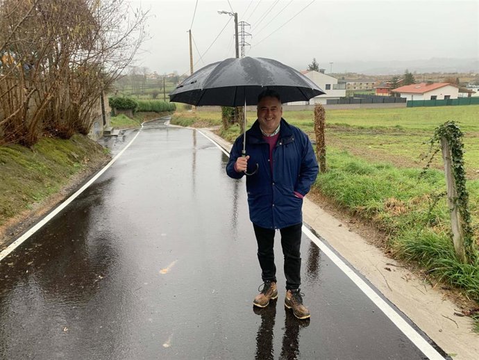 El concejal de Medio Rural de Siero, Alejandro Villa, visita el fin de las obras de renovación del camino de Contrueces, en Balbona.