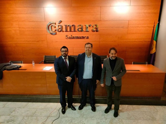 El miembro del Comité de Asesor del Peace City World, José María Fuentes, el presidente de la Cámara de Comercio e Industria, Benjamín Crespo, y el concejal de Turismo del Ayuntamiento de Salamanca, Fernando Castaño, de izquierda a derecha