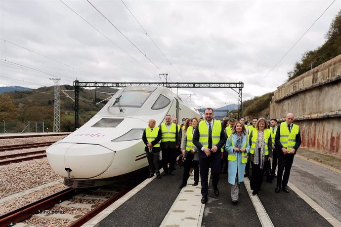 Archivo -  El presidente de Asturias, Adrián Barbón; la ministra de Transportes, Movilidad y Agenda Urbana, Raquel Sánchez; la presidenta de Adif y Adif AV, María Luisa Domínguez y el alcalde de Léon, José Antonio Díez, durante su visita a la Variante d