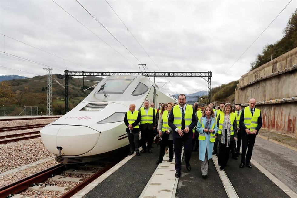 Archivo -  El presidente de Asturias, Adrián Barbón; la ministra de Transportes, Movilidad y Agenda Urbana, Raquel Sánchez; la presidenta de Adif y Adif AV, María Luisa Domínguez y el alcalde de Léon, José Antonio Díez, durante su visita a la Variante d