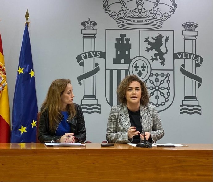 La delegada del Gobierno en La Rioja, Beatriz Zúñiga, junto a la jefa provincial de Tráfico, Beatriz Zúñiga