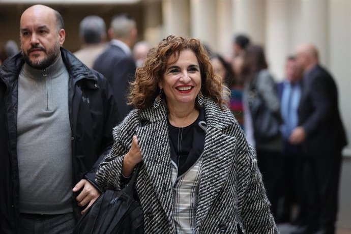 La ministra de Hacienda, María Jesús Montero, a su llegada a una sesión de control al Gobierno en el Senado, a 21 de diciembre de 2022, en Madrid (España).  El presidente del Gobierno, Pedro Sánchez, y el líder del PP, Alberto Núñez Feijóo, celebran est
