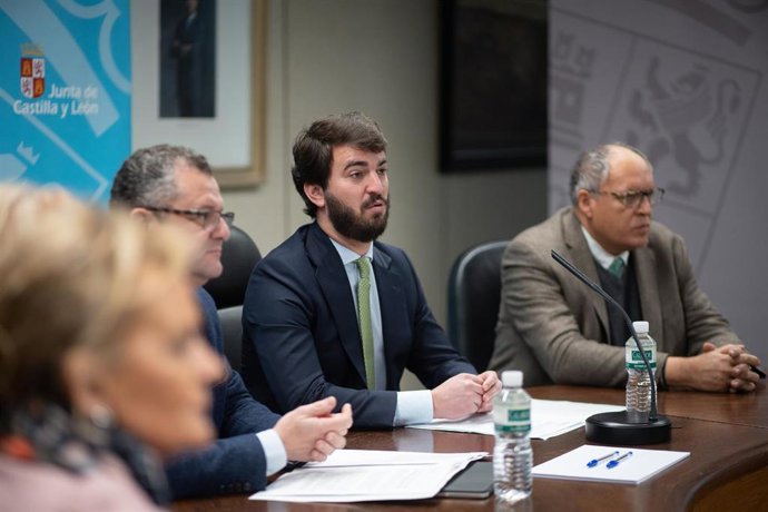El vicepresidente de la Junta, Juan García-Gallardo (c), durante una rueda de prensa para presentar un informe con el conjunto de medidas y ayudas adoptadas tras los incendios de este verano en Zamora