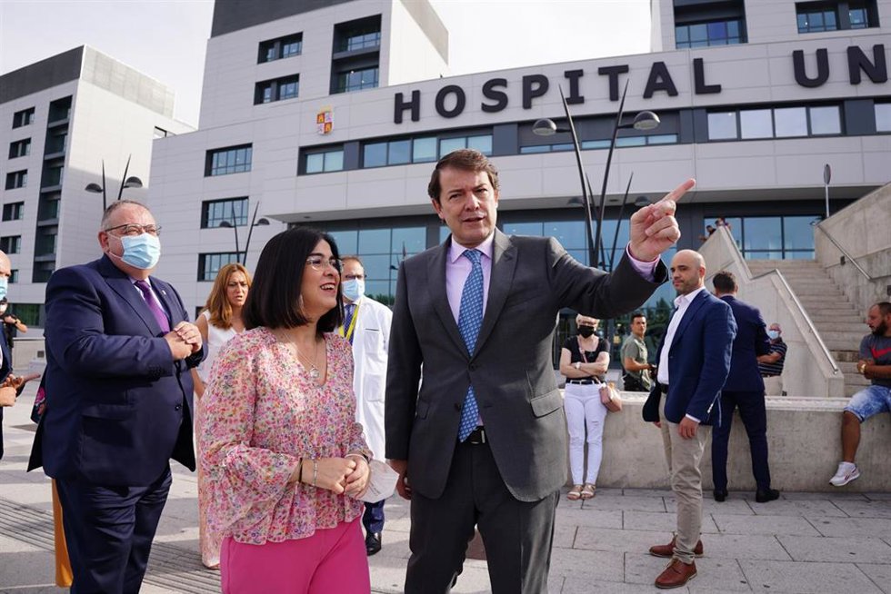 Archivo - La ministra de Sanidad, Carolina Darias; el presidente de Castilla y León, Alfonso Fernández Mañueco (d); y el consejero de Sanidad, Alejandro Vázquez Ramos (i); visitan el Complejo Asistencial Universitario de Salamanca, a 22 de julio de 2022