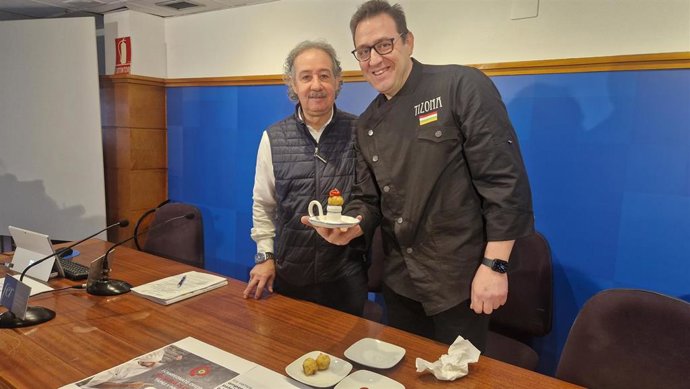 El presidente de Hostelería Riojana de la FER, Francisco Martínez-Bergés, y el cocinero Carlos Olabuenaga Porres, del Tizona presentan el pincho del campeonato de España