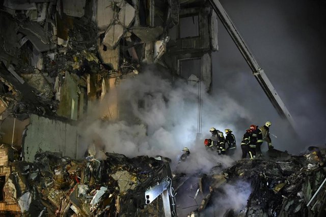 Edificio de viviendas destruido por un ataque ruso en Dnipro, Ucrania