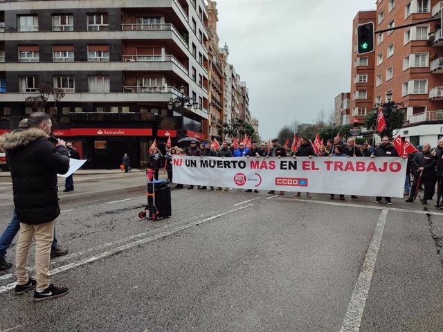 Concentración de CCOO y UGT contra la siniestralidad laboral en Asturias.