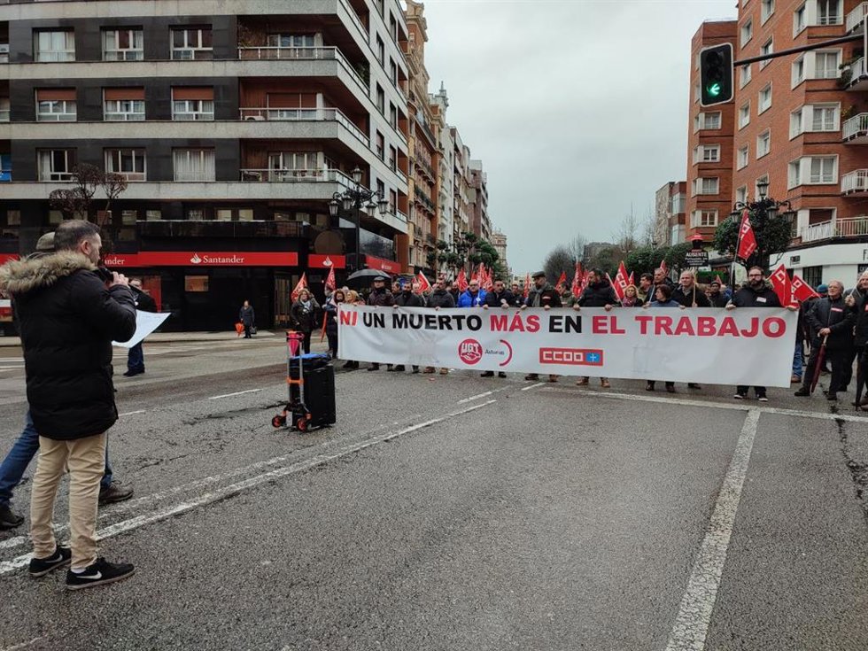 Concentración de CCOO y UGT contra la siniestralidad laboral en Asturias.