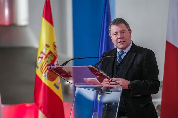 El presidente de C-LM, Emiliano García-Page, en la planta de Mahou en Alovera