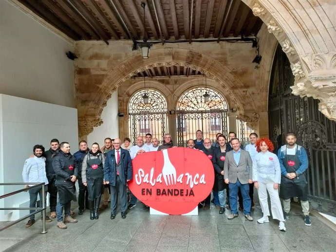 El presidente de la Diputación de Salamanca, Javier Iglesias, junto a representantes del club 'Salamanca en Bandeja' en el Palacio La Salina.