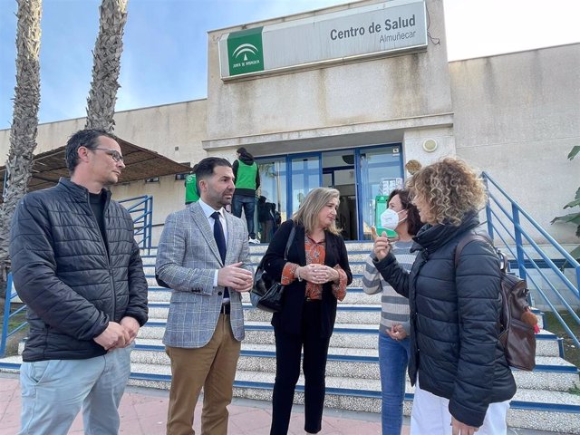 El secretario de Organización del PSOE de Andalucía y parlamentario andaluz, Noel López, junto al centro de salud de Almuñécar (Granada).