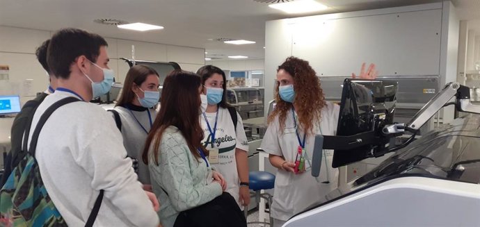 Estudiantes del Grado Superior de Laboratorio Clínico y Biomédico del CDP María de Madariaga 'Salus Infirmorum' de Cádiz visitan el Hospital de Puerto Real