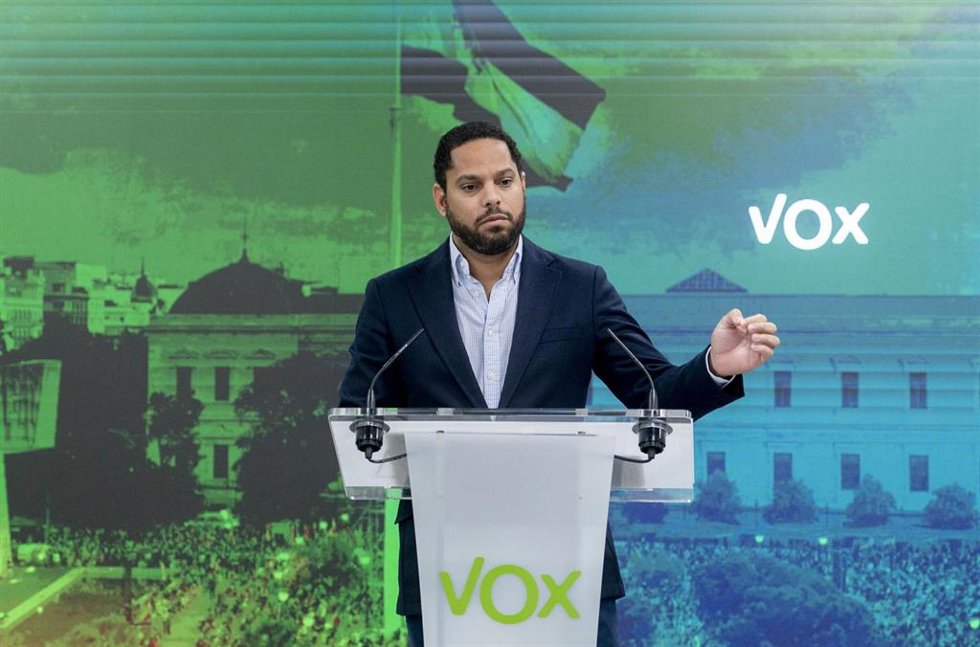 El secretario general de Vox y portavoz del GP en el parlamento de Cataluña, Ignacio Garriga, en rueda de prensa