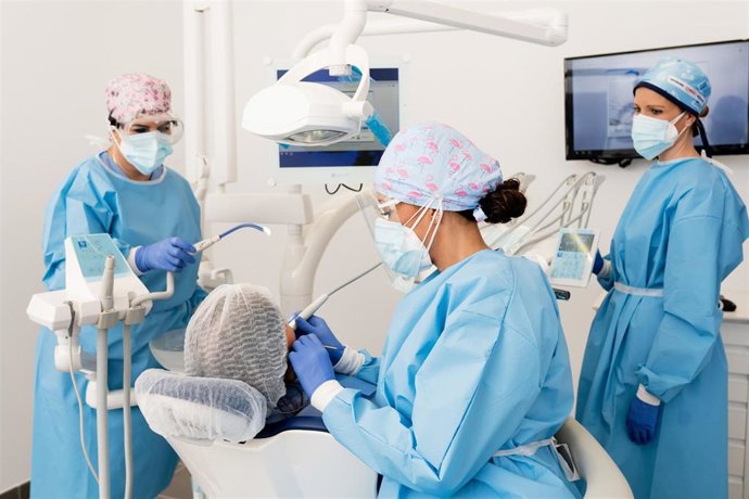 Archivo - Dentista con un paciente