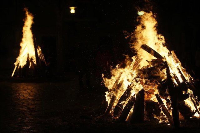 Archivo - Hogueras en las fiestas patronales de Sant Antoni Sa Pobla (Palma de Mallorca), también llamada Nit bruixa. Archivo.