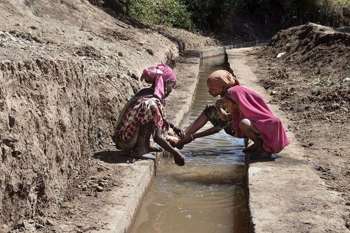 Archivo - Niñas en un canal que riega cultivos en una comunidad rural en Etiopía mediante paneles solares que ayudan a bombear el agua en un proyecto financiado por AECID