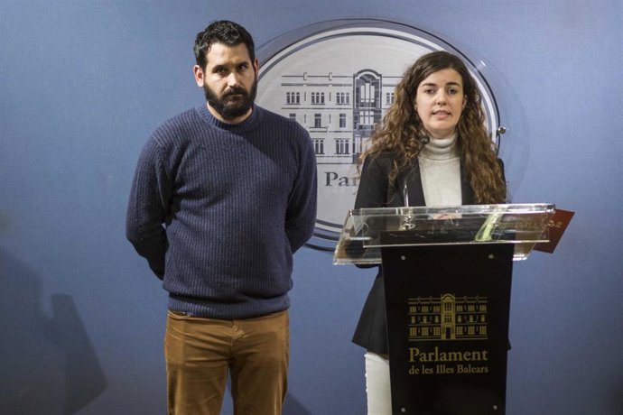 El coordinador de EUIB, Juanjo Martínez, y la portavoz adjunta de Unidas Podemos en el Parlament, Esperana Sans.