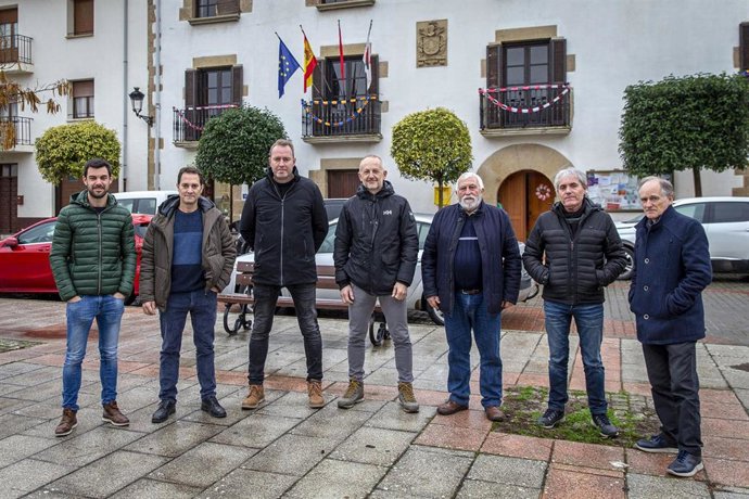 El presidente de la Mancomunidad de la Comarca de Pamplona (MCP), David Campión, presenta en Enériz los cambios en la gestión de la materia orgánica y restos verdes para las localidades de la falda sur de El Perdón.