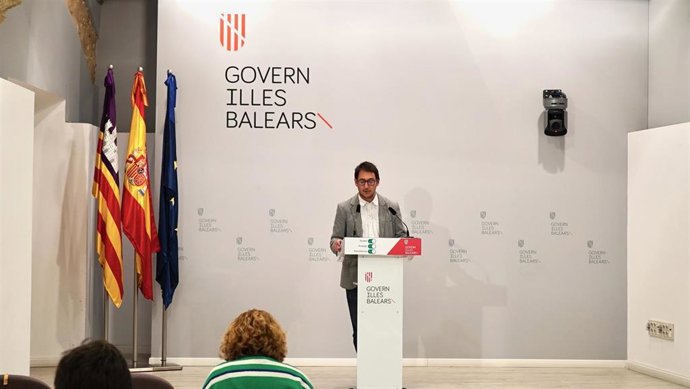 El portavoz del Govern y conseller de Modelo Económico, Turismo y Trabajo, Iago Negueruela, en la rueda de prensa posterior al Consell de Govern.
