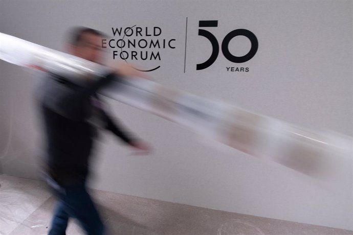 Archivo - Imagen de archivo del logo del Foro Económico Mundial, también conocido como Foro de Davos.