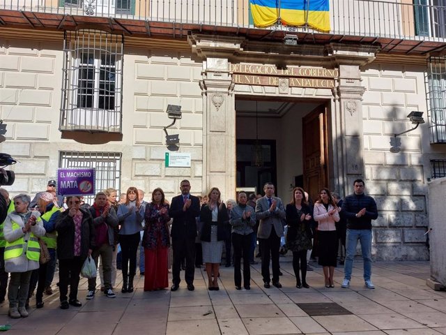 Minuto de silencio a las puerta de Delegación del Gobierno andaluz en Málaga en memoria de la víctima de violencia de género en Marbella