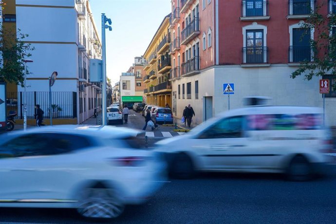Una de las cámaras de vigilancia instaladas en la calle Pascual y Gayangos, en el barrio de San Vicente, para el futuro control de tráfico en la zona.