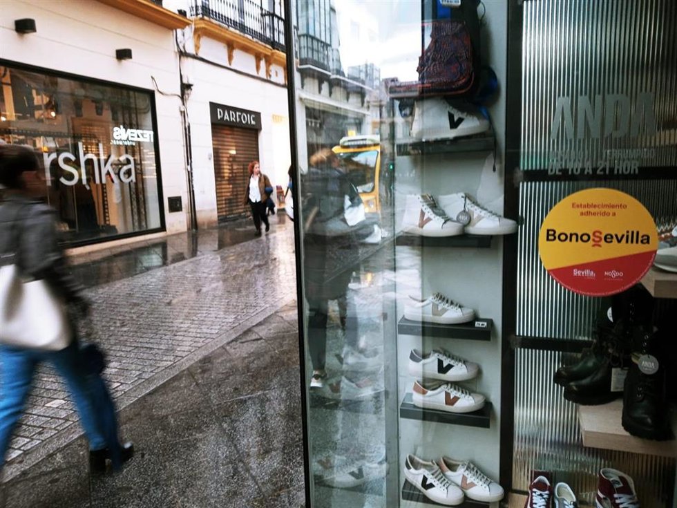 Archivo - Comercio del centro de Sevilla adherido a la campaña Bono Sevilla.