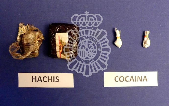 Droga que llevaba el detenido en el interior del vehículo en Salamanca.