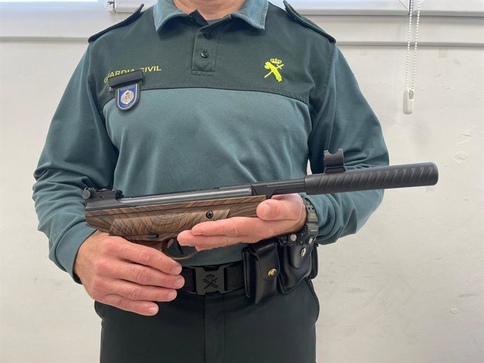 Arma intervenida en el aeropuerto de Palma por la Guardia Civil.