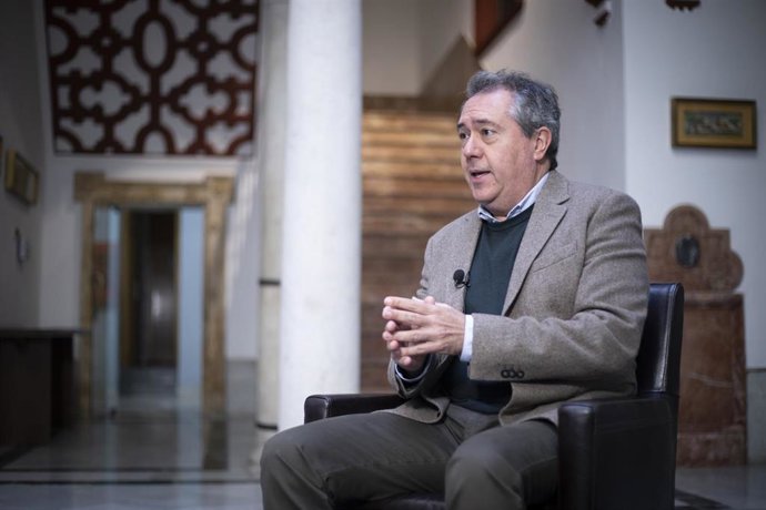 El secretario general del PSOE-A, Juan Espadas, durante la entrevista concedida a Europa Press. A 29 de diciembre de 2022, en Sevilla (Andalucía, España). (Foto de archivo).