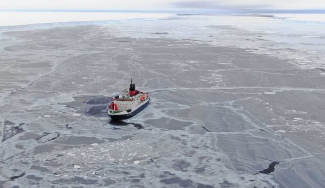 Buque científico atraviesa el hielo marino en la costa antártica