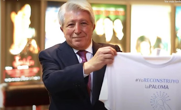 Enrique Cerezo con una camiseta con el lema 'Yo reconstruyo la Paloma'.