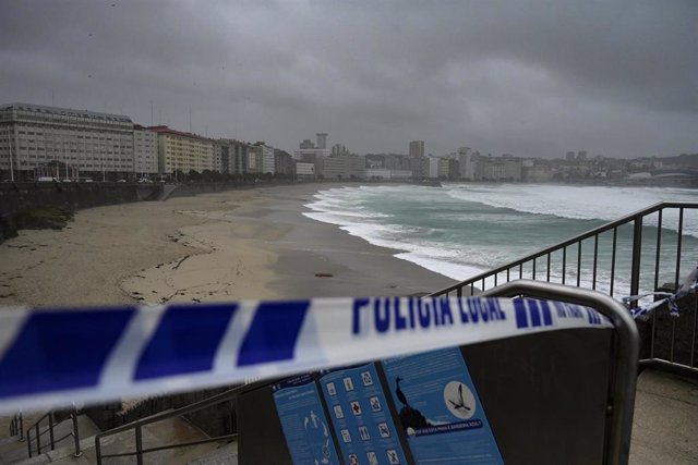 Vista de la costa tras el paso de la borrasca Gérard, a 16 de enero de 2023, en A Coruña, Galicia (España).